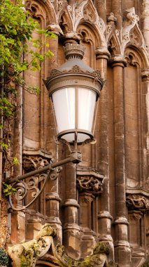 Duvarda eski bir sokak lambası var..