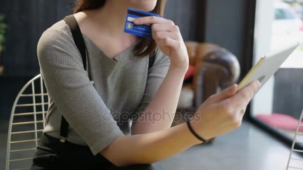 Concept van de online aankoop als jonge vrouw houdt een Credit Card af wat te kopen van Slow-Motion Shot op Red epische 8k — Stockvideo