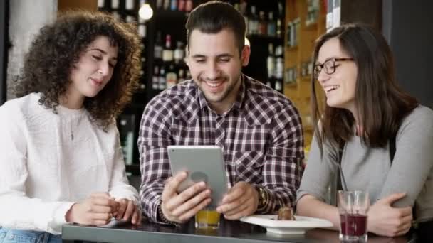 Colaboradores de moda Trabajo en equipo Sosteniendo una tableta Riendo Edificio Una startup Estudiando Café Bar Beber Café Restaurante Discutiendo Un Proyecto Hombre Y Mujeres Sonriendo Lenta Moción Shot On Red Epic 8K — Vídeo de stock