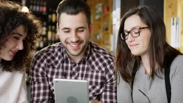 Vackra vänner skrattar Online Business konceptet framgångsrikt företag trendiga medarbetare slowmotion sköt på röda Epic 8k — Stockvideo