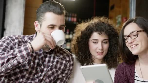 Pretty Friends Together Online Business Concept Successful Business Working Coffee Bar Diverse Group At Cafe Colleagues Smiling Man And Women Teamwork Holding A Tablet Smiling Slow Motion Shot On Red — Stock Video