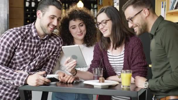 Creativo equipo joven riendo divertido Meme mirando Tablet Trabajo en equipo lluvia de ideas sonriendo Diverso grupo de hombres y mujeres construyendo una casa de café de arranque de cámara lenta en rojo épica 8K — Vídeo de stock