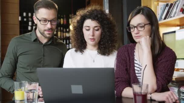 Colegas Sorrindo Conceito de Negócios Online Brainstorming Trabalho em Equipe Trabalhando Juntos Olhando para a Estratégia de Planejamento de Laptop Discutindo Um Projeto Café Bar Slow Motion Shot On Red Epic 8K — Vídeo de Stock