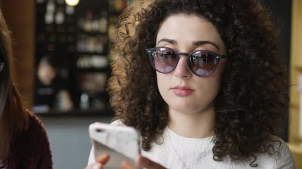 Professionnel jolie jeune femme brune avec des cheveux bouclés à l'aide de son smartphone pour la recherche de travail Concept d'affaires en ligne Slow Motion Shot sur Red Epic 8K — Video