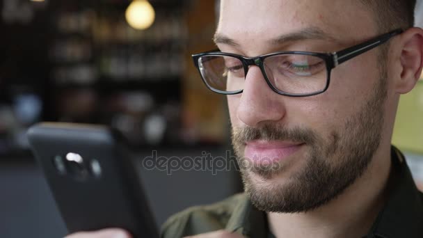 Pretty Young Man Taping On His Phone Smiling Smirking Amused Happy Texting Messaging Tecnología de ocio Conexión Wi-Fi 4G Disparo de cámara lenta en Red Epic 8K — Vídeo de stock