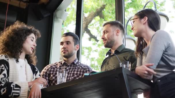 Grupo de jovens amigos da moda homens e mulheres sentados em um bar de café Beber coquetéis Discutindo Sorrindo Rindo Pegando Amizade Leisure Happiness Concept Slow Motion Shot On Red Epic 8K — Vídeo de Stock