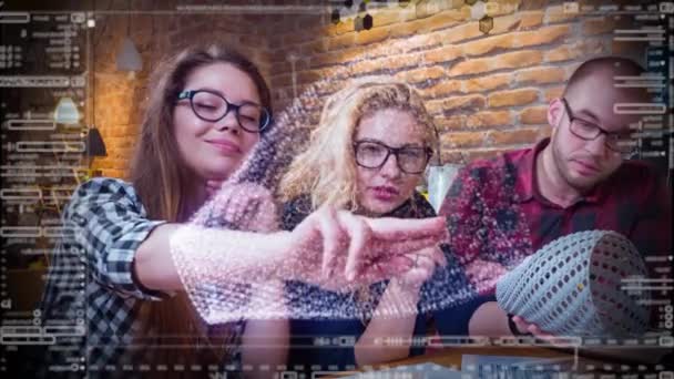 Jonge Business Team wijzend op futuristische Touch-Screen Display 3d Object Hologram ontwerpen voor 3d Printing opstarten Project toekomstige Tech Concept — Stockvideo