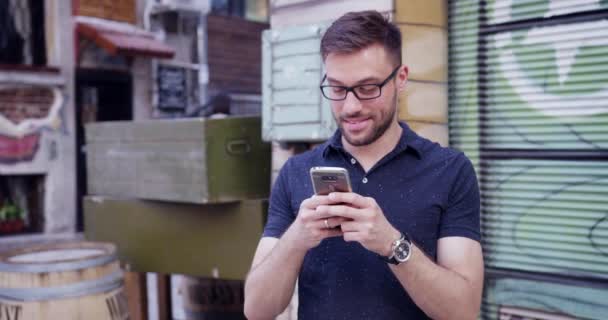 Αστικό Hypster άνθρωπος περιήγηση Smartphone χαμογελώντας 4g 5g συνδέσεις στο κέντρο της πόλης Cityscape αργή κίνηση πυροβολισμό κόκκινο επική 8k — Αρχείο Βίντεο