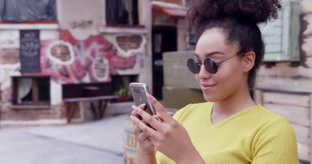 Ευτυχισμένη γυναίκα σγουρά αστικών γραπτών μηνυμάτων στο τηλέφωνο χρησιμοποιώντας Travel App σύγχρονη τεχνολογία Hypster πόλη αργή κίνηση κόκκινο επική 8k — Αρχείο Βίντεο