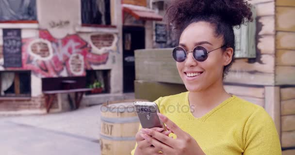 Ευτυχισμένη γυναίκα χιλιετή ψώνια στο Smartphone ταξιδεύουν κινητή επιχείρηση στο κέντρο της πόλης αργή κίνηση κόκκινο επική 8k — Αρχείο Βίντεο