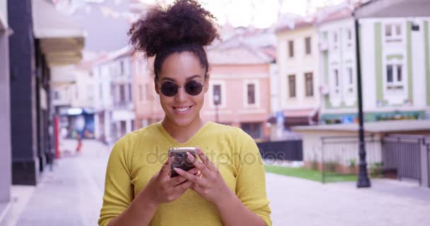 Belle fille heureuse textos sur téléphone itinérante mobile affaires centre-ville paysage urbain ralenti rouge épique 8k — Video