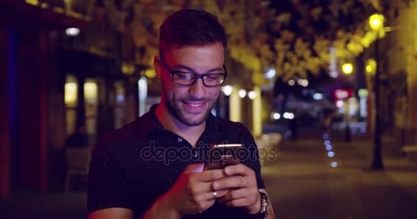 Felice Urban Man Browsing Smartphone sorridente stile di vita millenario Hypster Town rallentatore girato rosso epico 8k — Video Stock