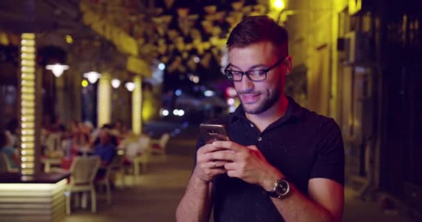 Jolie jeune homme naviguant sur Smartphone Explorer Voyage Lieu Wifi Hypster Town Slow Motion Shot Red Epic 8k — Video