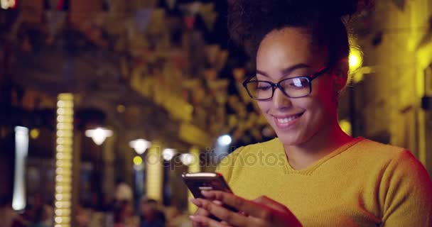 Mulher Hipster Urbana Navegando Smartphone Aproveitando a Vida na Cidade Tecnologia Moderna Cidade Hipster Slow Motion Red Epic 8k — Vídeo de Stock