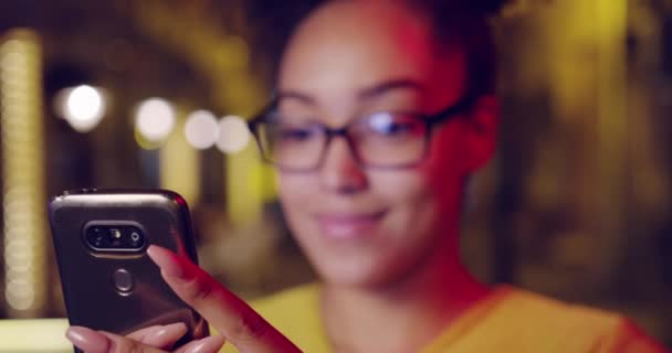 Close-up van blij krullend stedelijke vrouw posten op sociale Media reizen stedelijke leven stad lichte boeket slowmotion rode epische 8k — Stockvideo