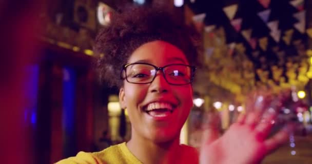 Όμορφο γυναικείο μοντέλο χρησιμοποιώντας κλήσεις βίντεο App στο Smartphone γελώντας αστική ζωή πόλη φως μπουκέτο κλείσιμο μέχρι βολή αργή κίνηση πυροβολισμό κόκκινο επική 8k — Αρχείο Βίντεο