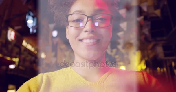Mooi blij meisje posten op sociale Media reizen van moderne technologie centrum slowmotion rode epische 8k — Stockvideo