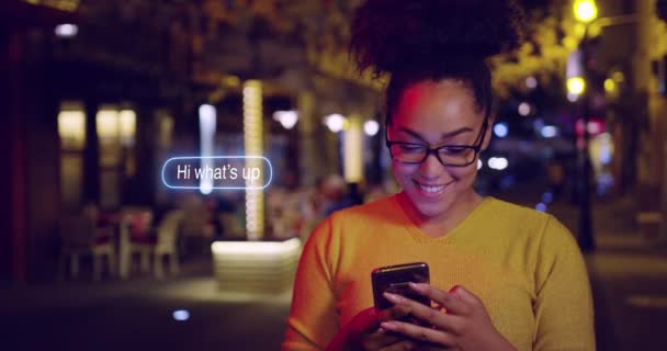 Όμορφη μαύρη γυναίκα μηνυμάτων στο Smartphone χαμογελώντας κινητή επιχείρηση στο κέντρο της πόλης Cityscape αργή κίνηση κόκκινο επική 8k — Αρχείο Βίντεο