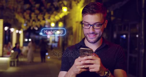 Homem muito jovem texto no telefone viajando tecnologia moderna 4g 5g conexão Downtown Close Up Shot Slow Motion Shot Red Epic 8k — Vídeo de Stock