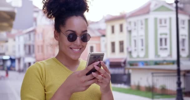 Gelukkig duizendjarige vrouw Texting op telefoon reizen Mobile Business Hypster stad slowmotion rode epische 8k — Stockvideo