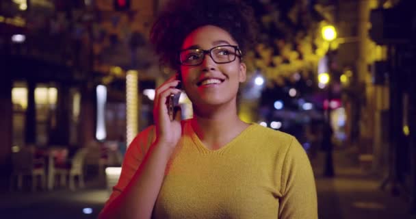 Prachtige Afrikaanse Womantalking op telefoon stad Wifi buitenleven genieten close-up Shot Slow-Motion Shot Rode Epic 8k — Stockvideo