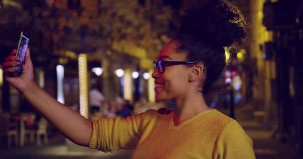 Krásná šťastná dívka Video volání na Smartphone zkoumání cestování umístění venku blízko městského života se zpomalený záběr snímku Red Epic 8k — Stock video