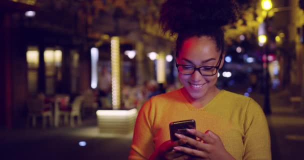 Mensajería de mujer bastante negra en Smartphone que viaja la tecnología moderna Downtown Slow Motion Red Epic 8k — Vídeo de stock