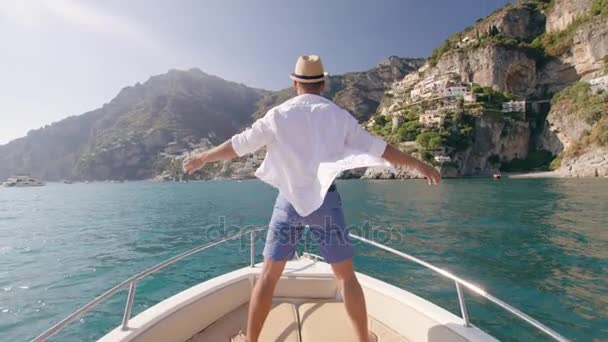 Bonito homem bem sucedido levantando braços na frente do barco luxo estilo de vida férias na Europa Yachting lenta movimento tiro vermelho épico 8k — Vídeo de Stock