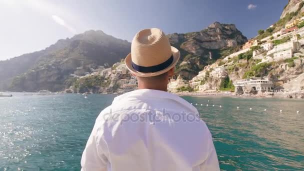 Schöner erfolgreicher Mann, der auf der Jacht steht Wind weht Whiote Shirt Sommer Spaß Urlaub In Europa Furchtlosigkeit Slow Motion Shot Red Epic 8k — Stockvideo