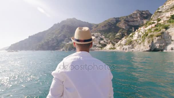 Modelo masculino de pie en yate viento soplando Whiote camisa vacaciones divertidas de verano en Europa acción cámara lenta tiro rojo épica 8k — Vídeo de stock