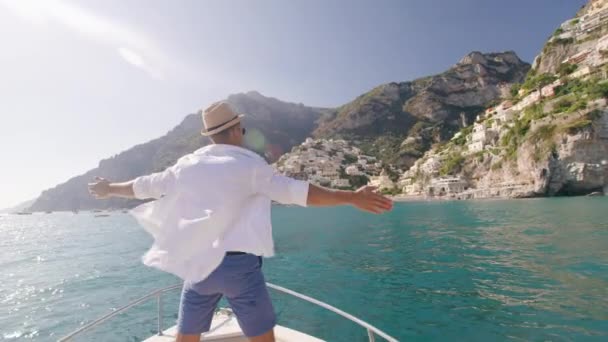 Przystojny, odnoszący sukcesy mężczyzna podnoszący ramiona z przodu łodzi Sukces wakacje w Europie Extereme Podróże Powolny ruch Strzał Red Epic 8k — Wideo stockowe