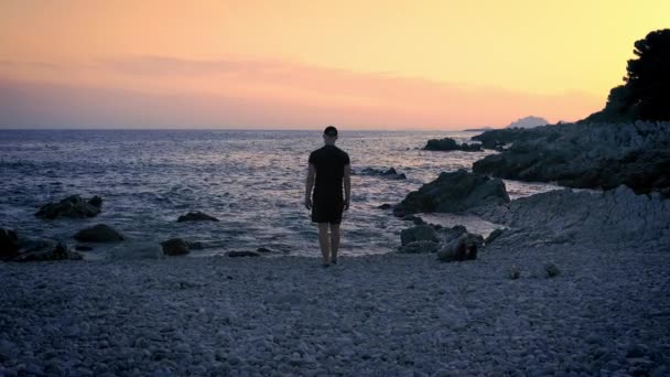 Pensieri suicidi Depressione Young Man Walking In Slow Motion Toward Sea At Beach Sunrise Lutto Solitudine Concetto di perdita di fallimento — Video Stock