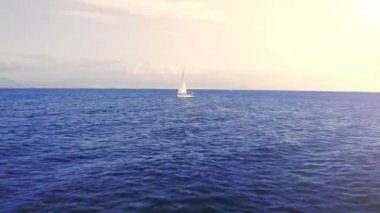 Günbatımında Yelkenli Altın Saat Mavi Sular 'dan Mavi Sular' a doğru yelken aç Gündoğumu Navigasyon Yaz Macerası Yolculuğu Konsepti