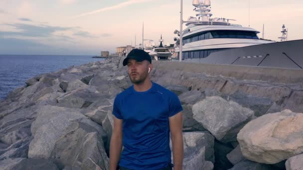 Depressieve jongeman staande op pier rand kijken naar zonsondergang extreme verdriet suïcidale gedachten concept langzame beweging — Stockvideo
