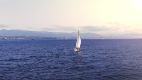 Velero navegando a través de aguas azules Océano Hacia Horizonte Salida del sol al atardecer Golden Hour Navigation Summer Adventure Trip Holiday Concept — Vídeo de stock