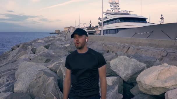 Droevige jonge man staande op pier rand kijken naar zonsondergang Extreme droefheid Depressie concept Slow Motion — Stockvideo