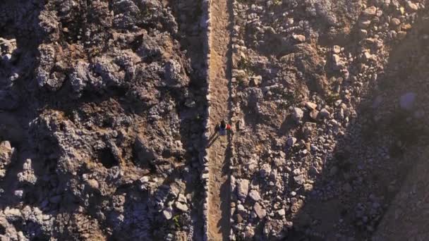 Mann zu Fuß auf schmalem Pfad am Meeresufer Luftaufnahme Klippen bei Sonnenuntergang Sonnenaufgang auf der Suche nach Richtung im Leben schwierige Straße Entscheidungskonzept — Stockvideo
