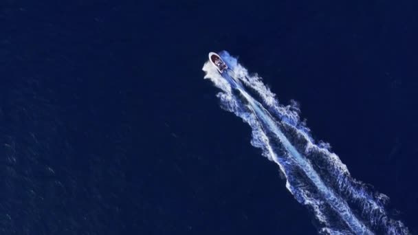 Hız Teknesi Mavi Okyanusu Geçiyor Havadan Havadan Üst Görünümü İz Sürme Tatil Konsepti — Stok video