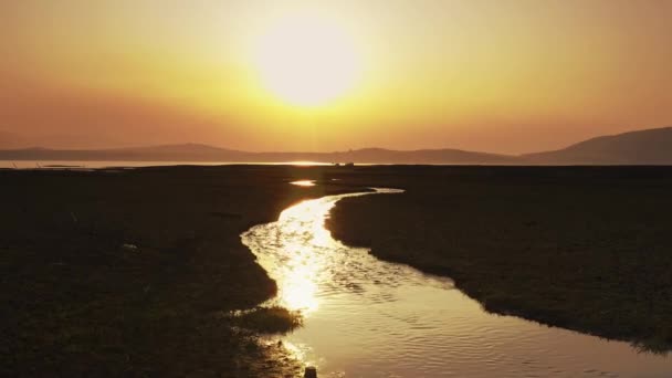 Nehir yatağı üzerinde gün batımı. Hava aracı uçuşu. Doğa güzelliği. — Stok video