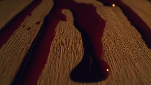 Gotas de sangre derramadas sobre fondo de madera Sacrificio Violencia Dolor Pecado humano Pena de muerte Cruz Religión Cristianismo Concepto — Vídeos de Stock