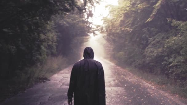 Sylwetka smutny człowiek idzie w kierunku światła w deszczowy dzień Depresja młodzieży Życie Podróż Powolny ruch 8 K — Wideo stockowe