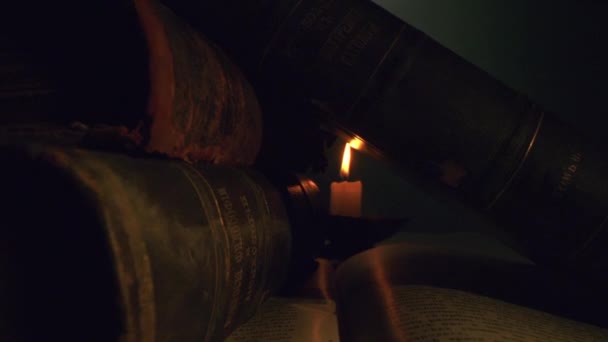 Antike Bücher Illuminated By A Candle Studio Shot Enlightenment History Stack Zeitlupe 8K — Stockvideo