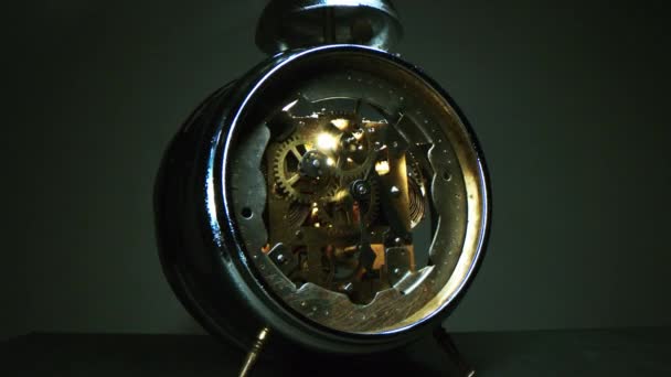 Ржавые часы с движущимися винтиками Стреляющие Прохождение времени Шок жизни Медленное движение 8k — стоковое видео