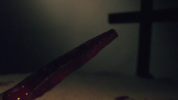 血とシルエットの十字架の爪は、天体光スタジオショット悔い改め死スローモーションの光線で照らされました8k — ストック動画