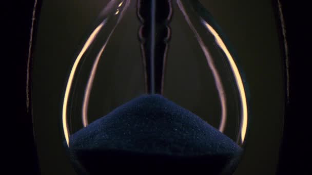 Vintage zandloper Zand Vallen Close-up De beknoptheid van de materiële wereld De onvermijdelijke verandering Slow Motion 8k — Stockvideo