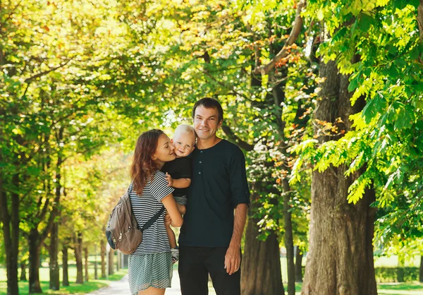 Madre, padre e hijo juntos pasando tiempo al aire libre . — Foto de Stock