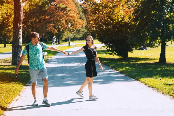 Jovem casal feliz no amor ao ar livre. Hora de outono na Europa . — Fotografia de Stock