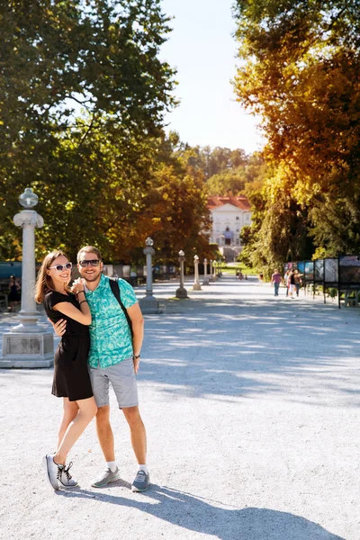 Cuplu tânăr îndrăgostit în parcul Tivoli, Ljubljana, Slovenia, Europa — Fotografie, imagine de stoc