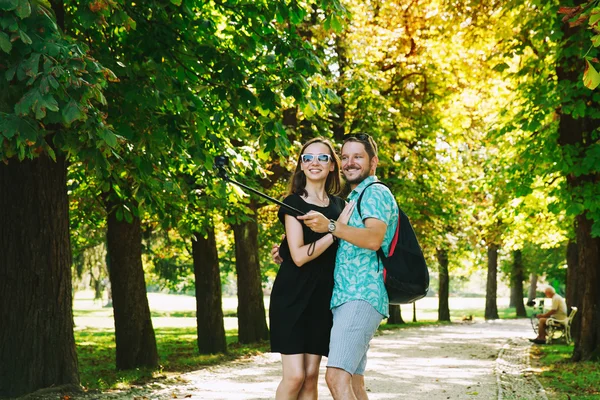 Amigos o pareja de amantes haciendo foto selfie en cámara de movimiento — Foto de Stock