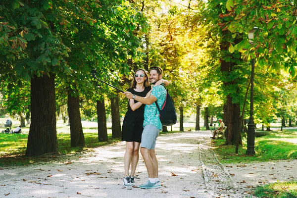 Amigos o pareja de amantes haciendo foto selfie en cámara de movimiento — Foto de Stock